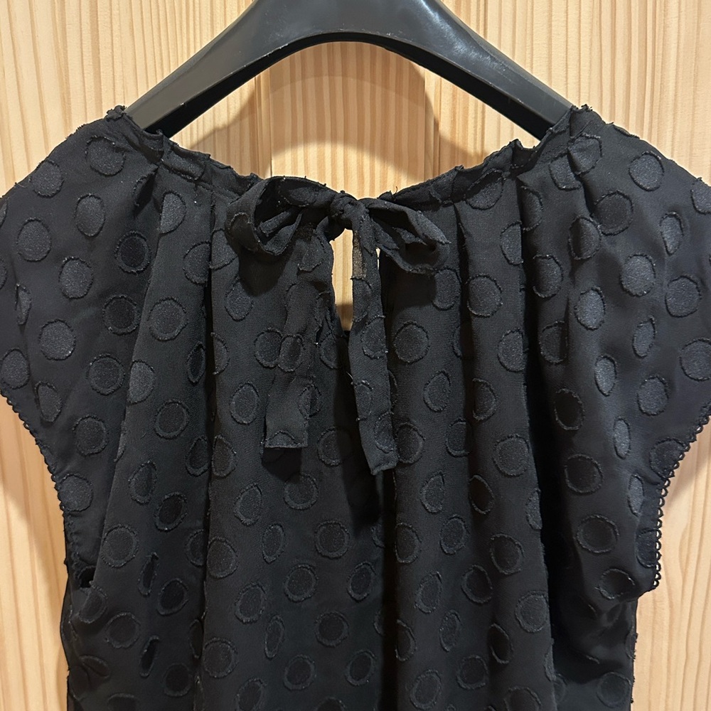 Black Dot-Textured Cap Sleeve Women's Top - Picture 5 of 7
